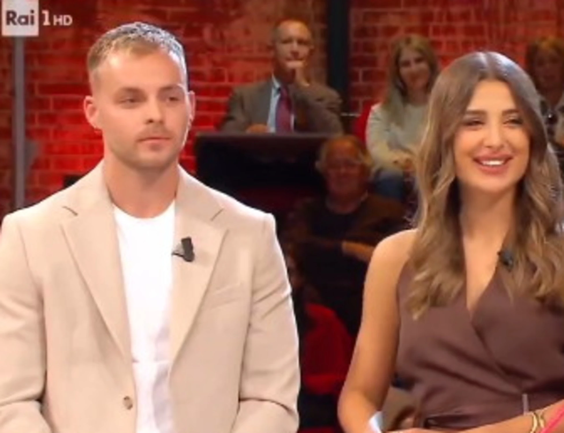 Affari Tuoi, clamoroso: ecco chi accompagna Sara in studio