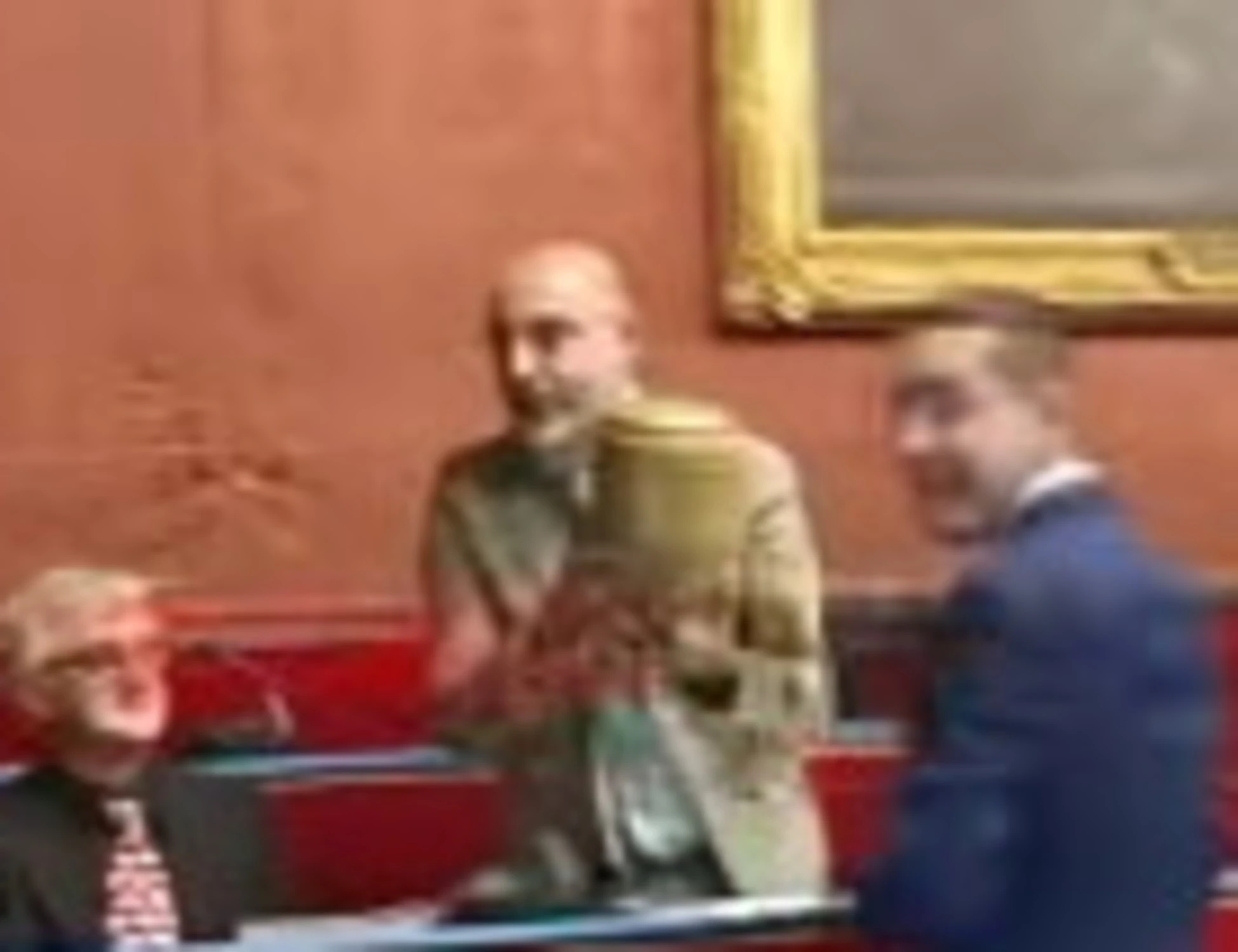 Torino, consigliere di Forza Italia porta un'urna in Sala Rossa: "Bisogna ridurre le spese ai cittadini"