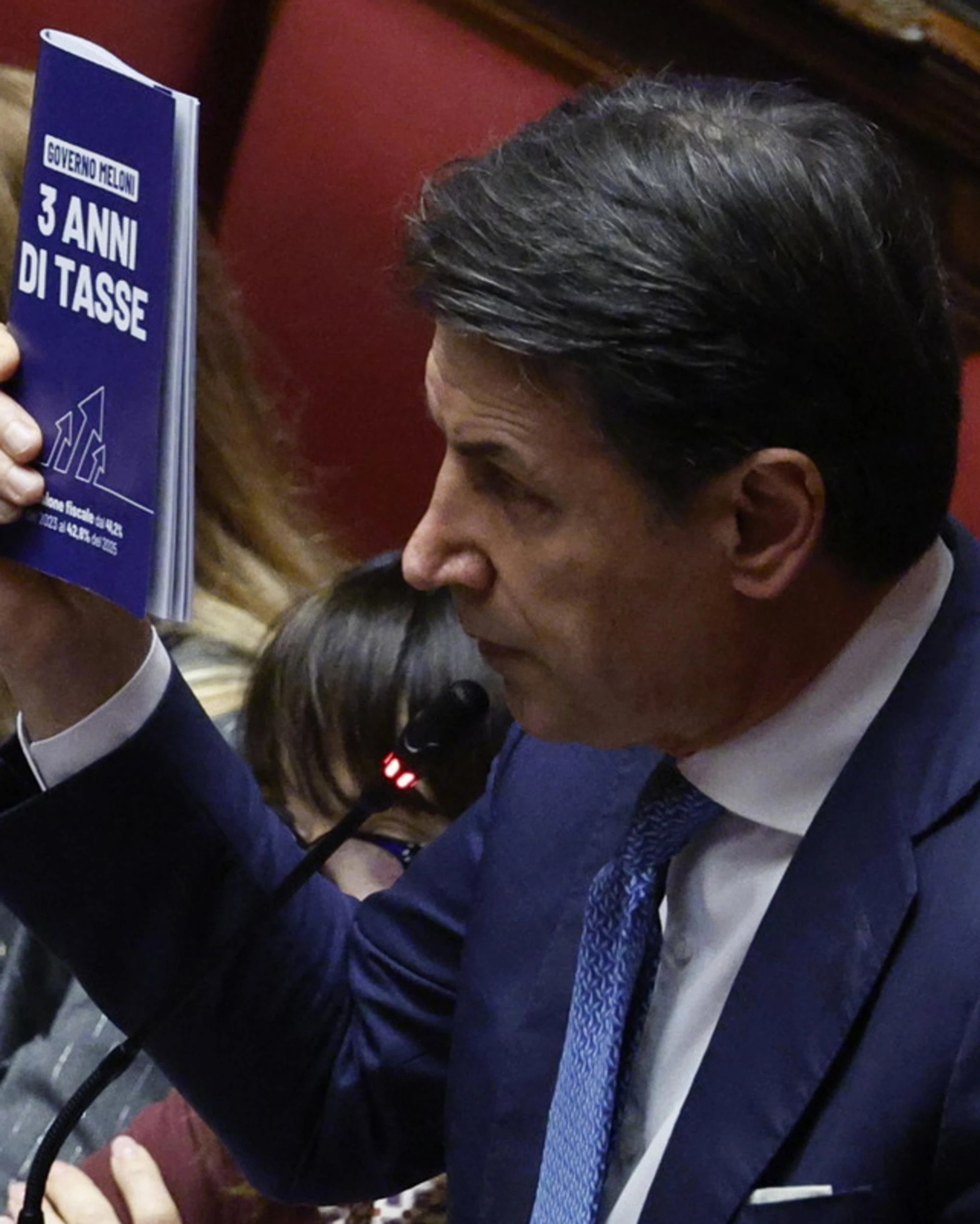 FdI umilia Conte con una foto: "Il finale di questo libro lo hanno scritto gli italiani"