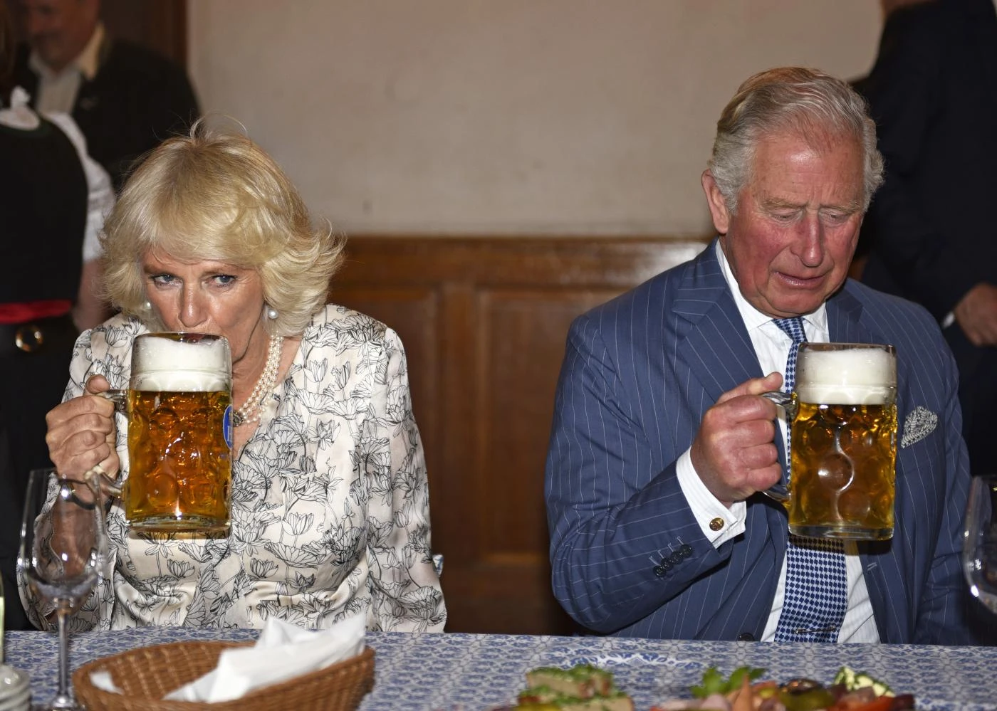 Carlo e Camilla, lei vuole un divorzio da 300 milioni: la minaccia, svela i segreti della famiglia reale