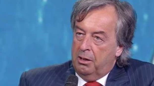 Roberto Burioni contro Bassetti: "Migliaia di persone al cimitero per coronavirus, le spinge il panico?"