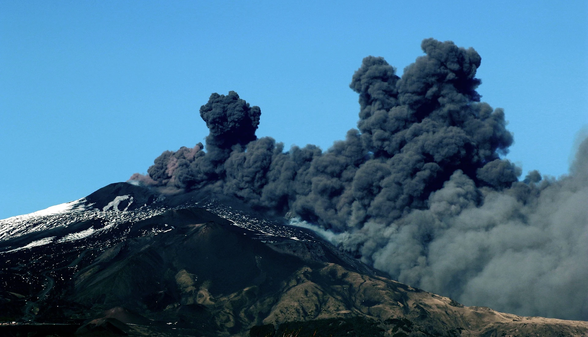 Dopo l'Etna si risveglia lo Stromboli, allarme della Protezione civile: "I due vulcani sono collegati"