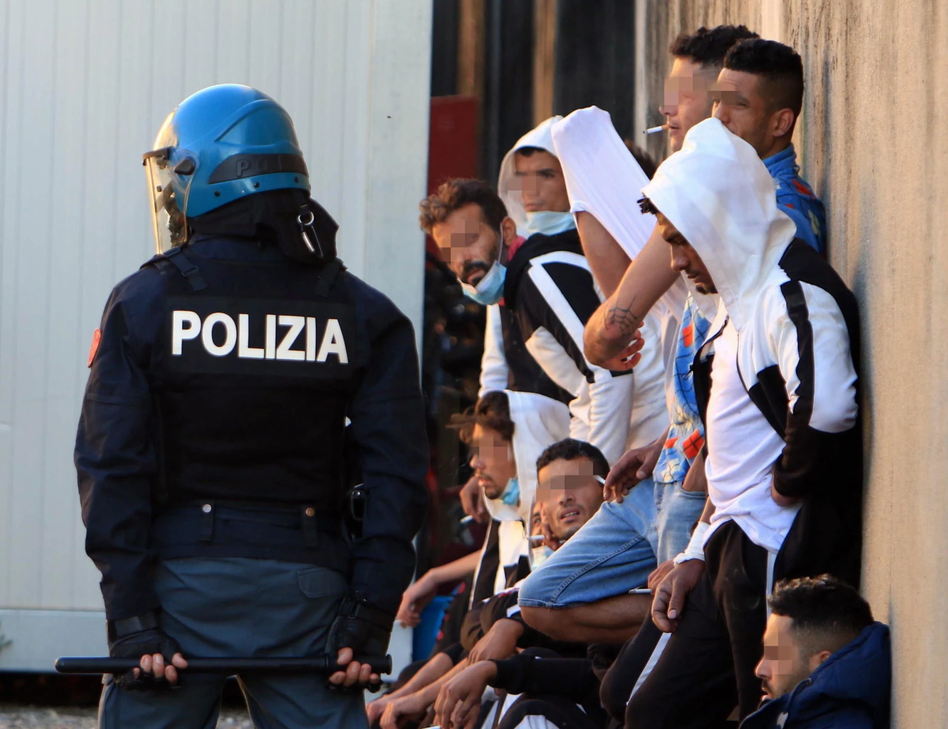 Torino, le toghe bloccano il trattenimento del migrante: "Non informato sui suoi diritti"