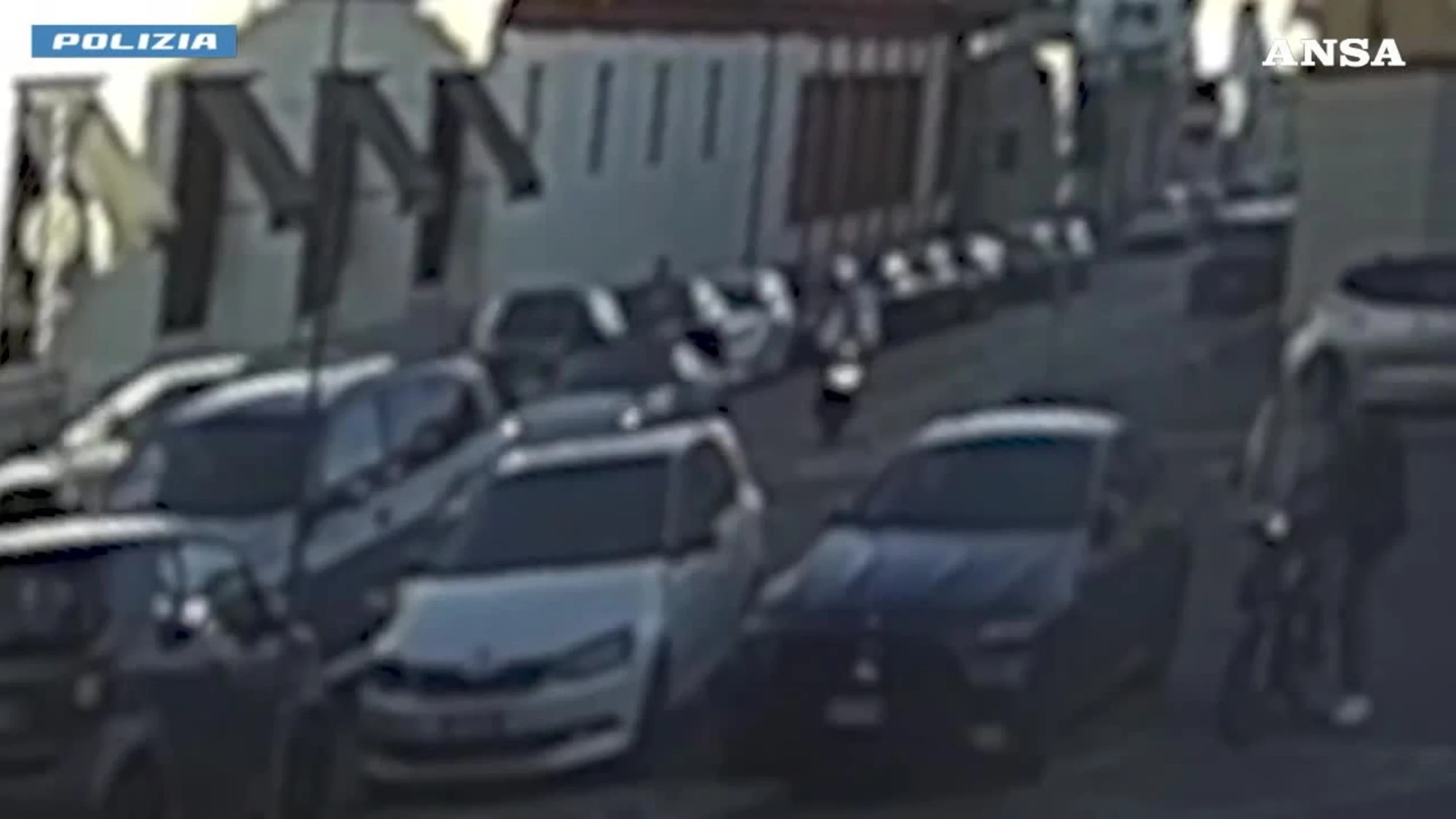 Milano, assalto a una signora: come le rubano gli orecchini da 100mila €