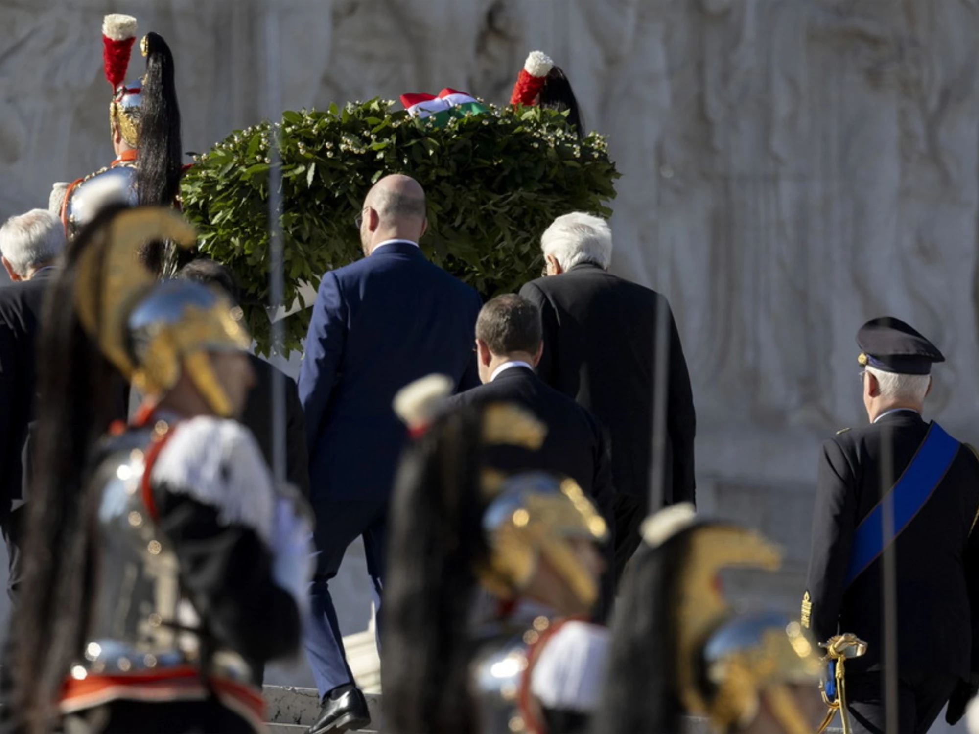 25 aprile, Mattarella e Giorgia Meloni all'Altare della Patria con i presidenti di Camera e Senato
