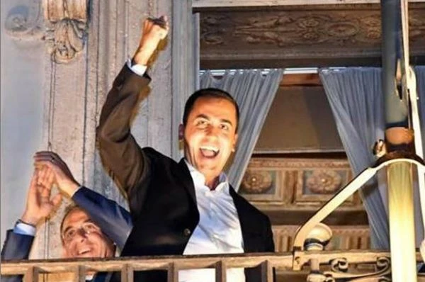 Luigi Di Maio umiliato pure da Renzi, siamo a questo punto: "Vi ricordate quella sera?", come lo sbertuccia