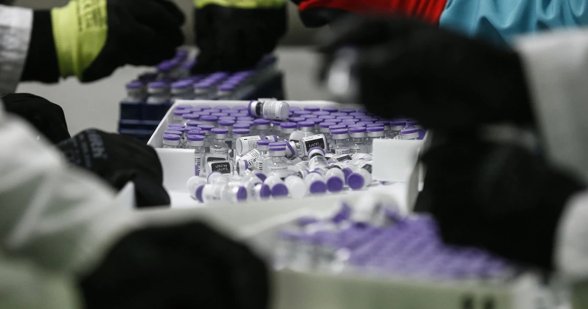 Vaccino, Pfizer annuncia un piano per limitare i ritardi: Domenico Arcuri aveva minacciato azioni legali