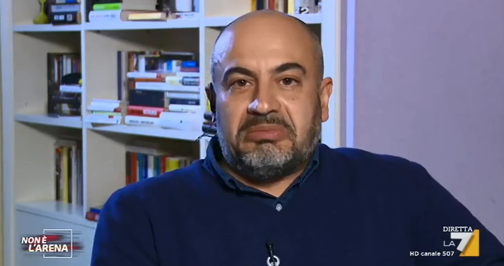 Gianluigi Paragone a Non è l'Arena ci va giù pesante con il Pd: "Il M5s vuole contaminarsi con i perdenti"