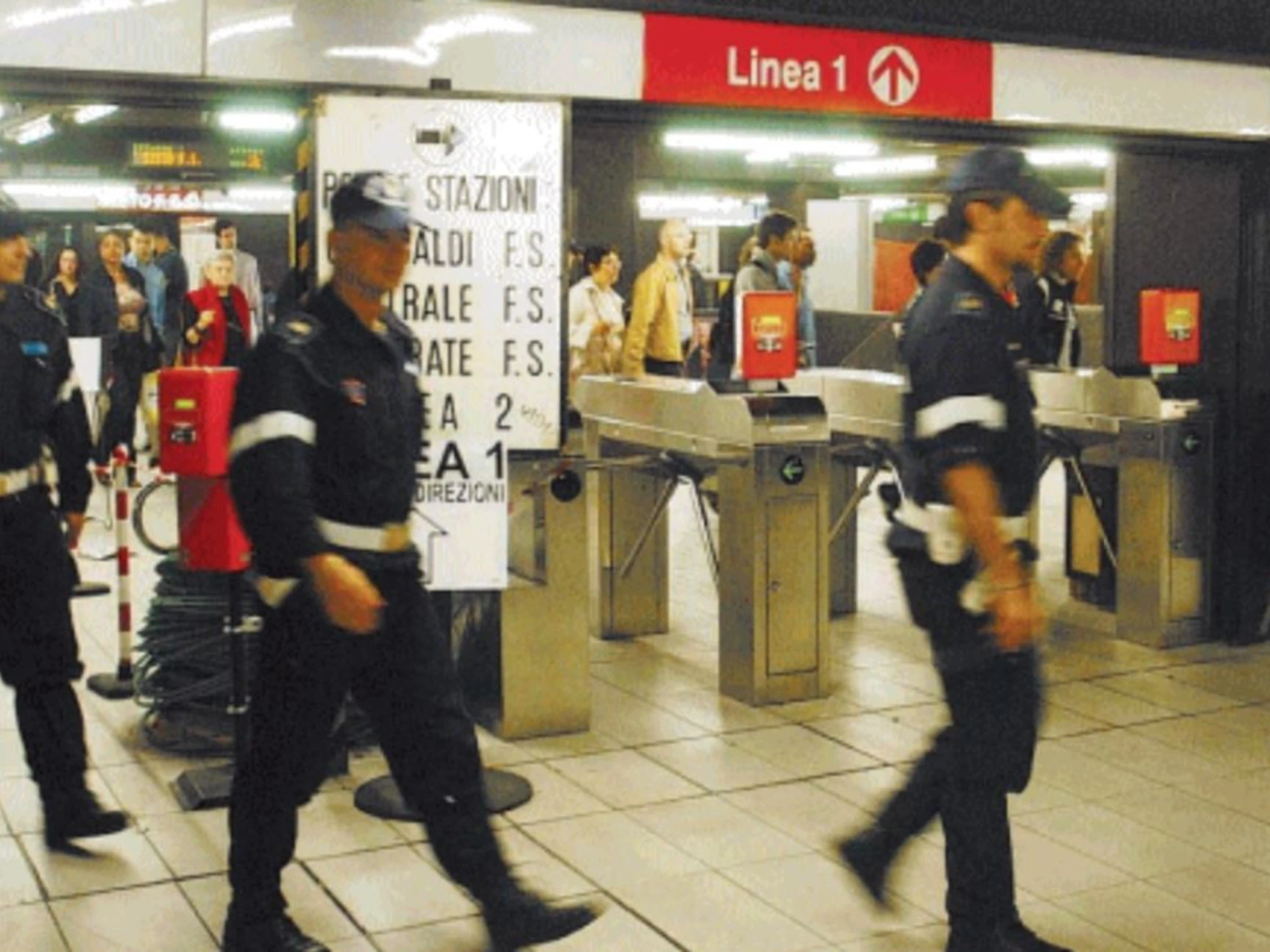 Milano, scippatori in azione: arriva la polizia locale, finisce male