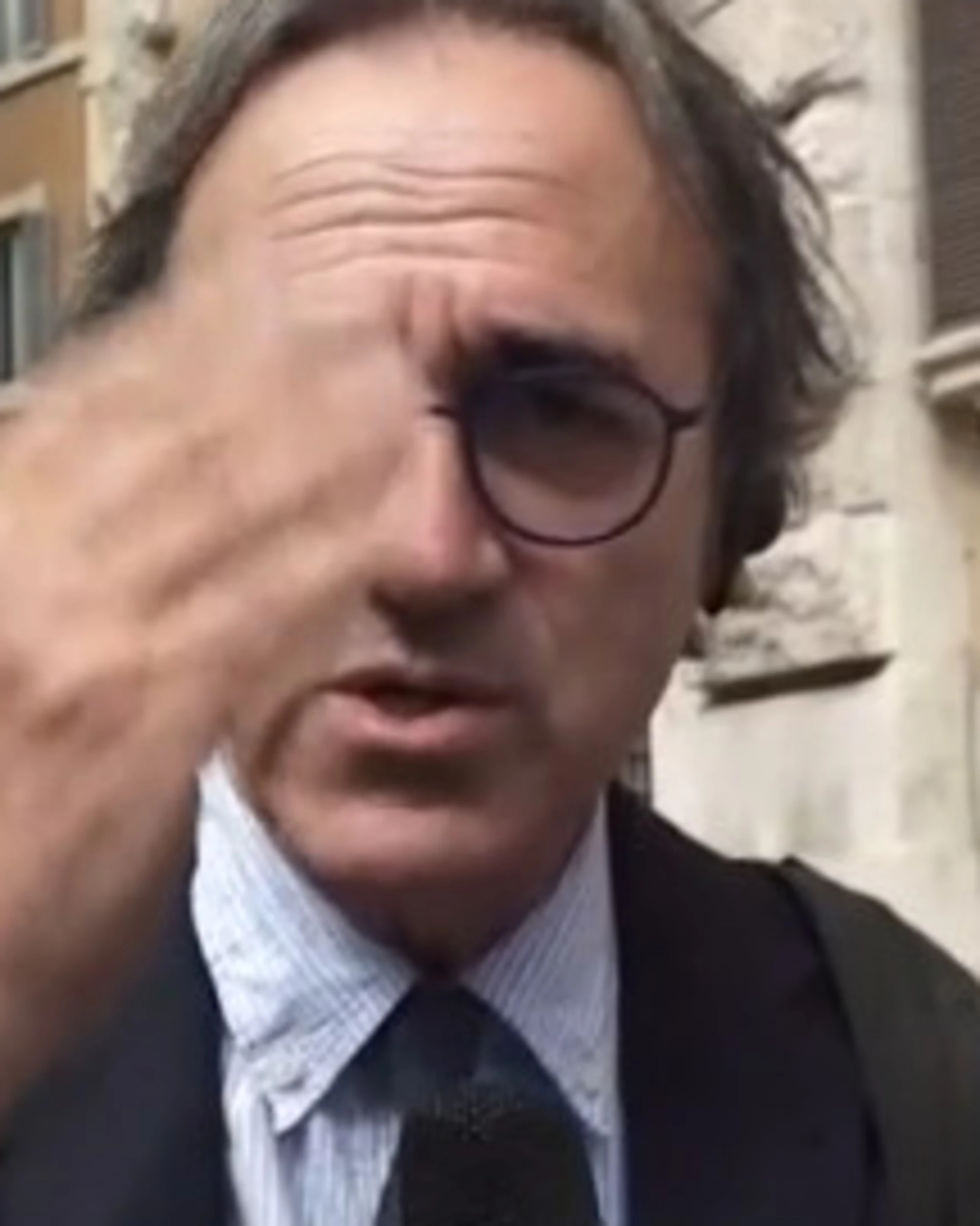 L'aria che tira, Speranzon lo inchioda e Bonelli va in tilt: lascia il collegamento