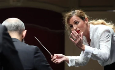 Beatrice Venezi licenziata dalla Fenice, Bignami: "Paga per la sua famiglia"