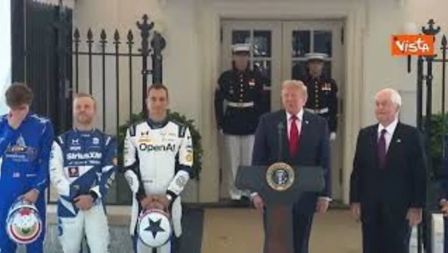 Trump balla 'Eyes of the Tiger' accanto ai piloti di Indycar alla Casa Bianca
