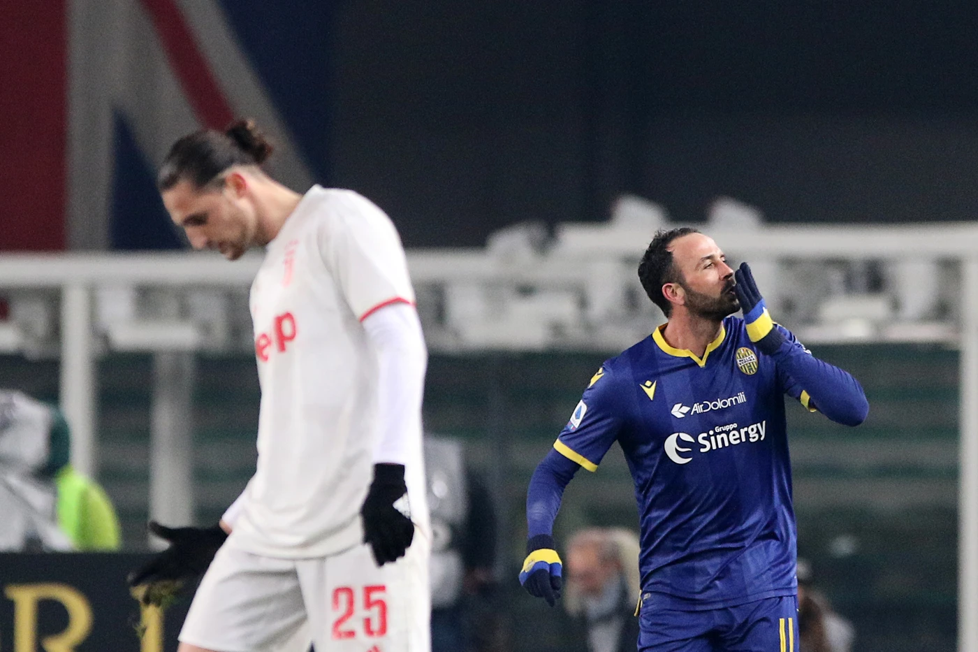 Il Verona è l'ammazzagrandi: Juventus ribaltata di rigore, l'impresa sconvolge la serie A