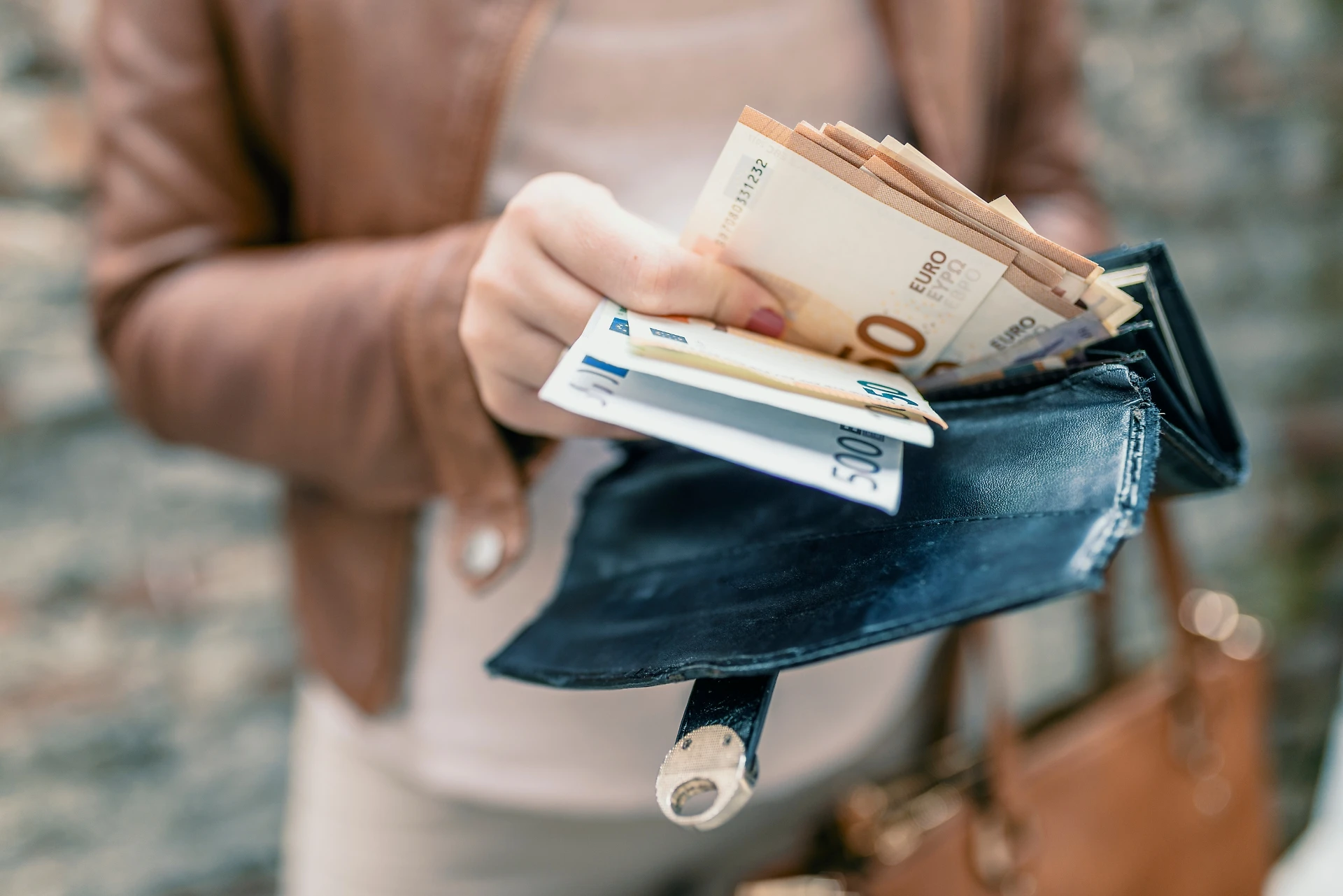 Euro, arrivano le nuove banconote in tutta Europa. Il presagio sul caos: come vi rifilano i falsi