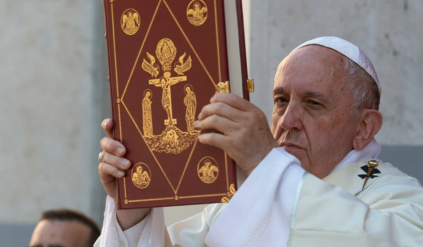 Papa Francesco, tempismo troppo sospetto: "Aprire porte e frontiere". Ma scorda qualcosa