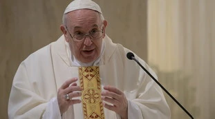 Papa Francesco, la gaffe: durante la messa in streaming cita il cantante di "Faccetta Nera"