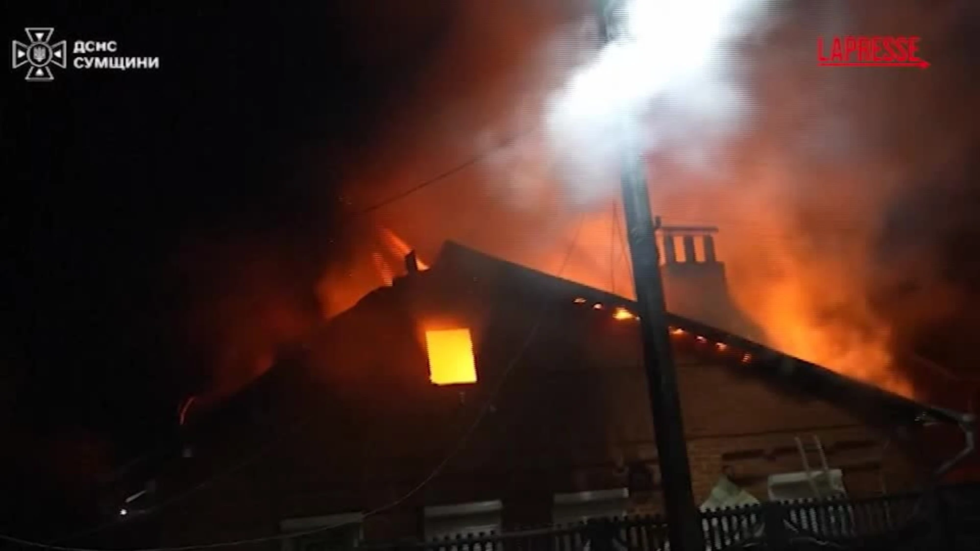 Ucraina, 10 feriti nell'attacco russo a Sumy: un'abitazione in fiamme