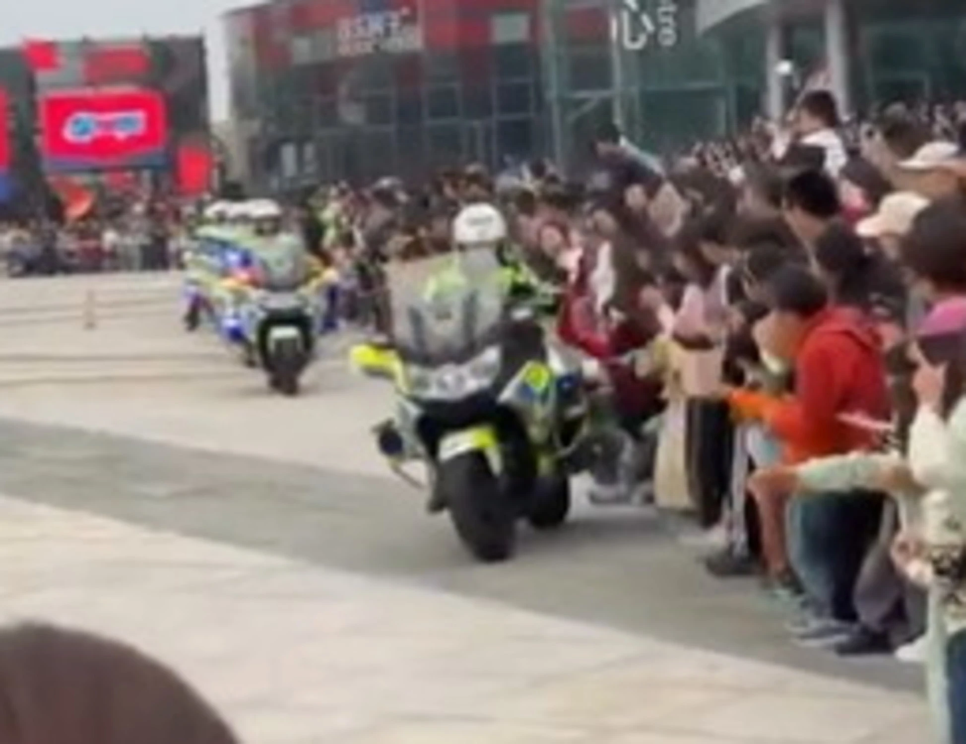Cina, la poliziotta investe i bambini con la moto: la sua reazione choc