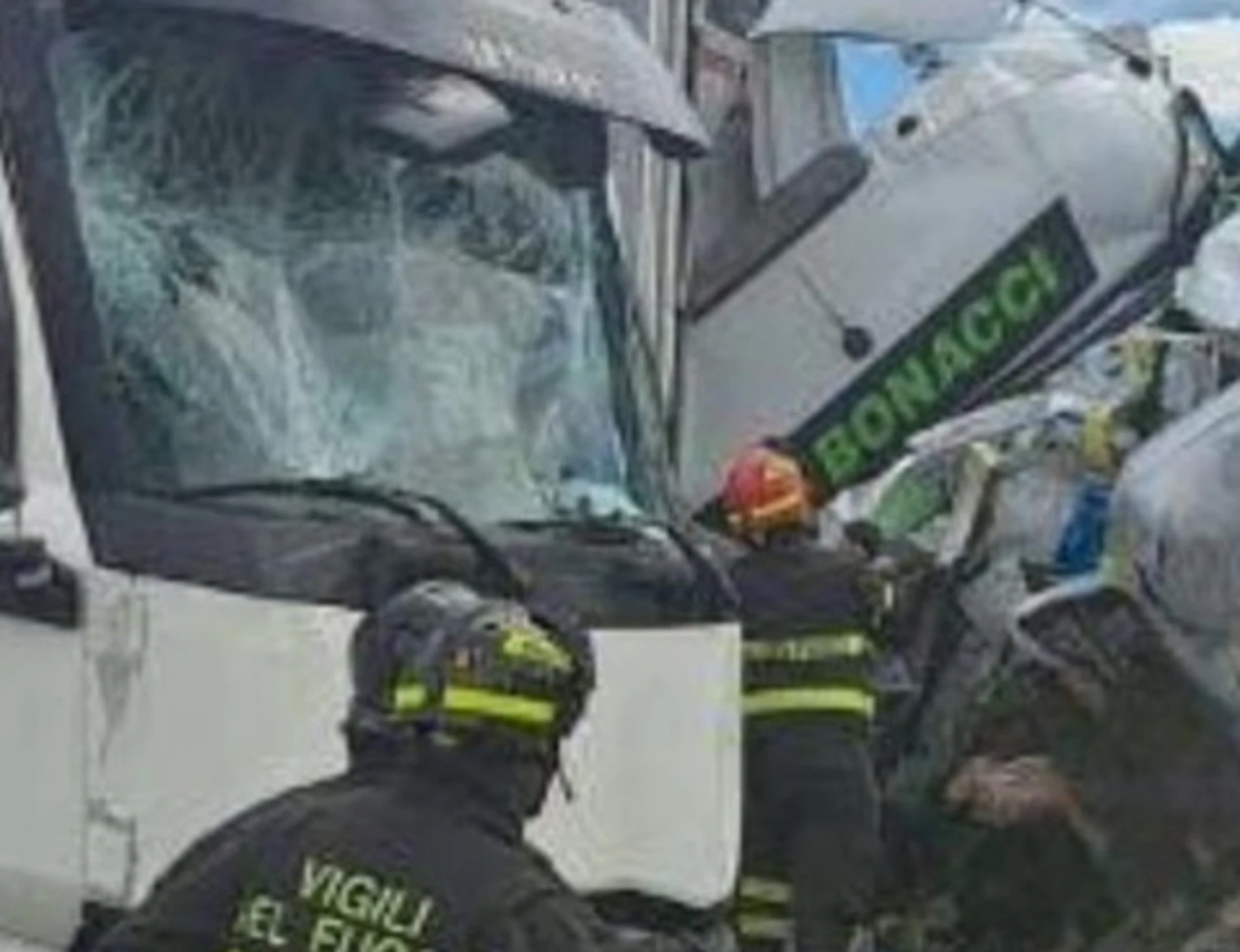 A1, Tir salta la corsia e si schianta su un'ambulanza: ecatombe in autostrada