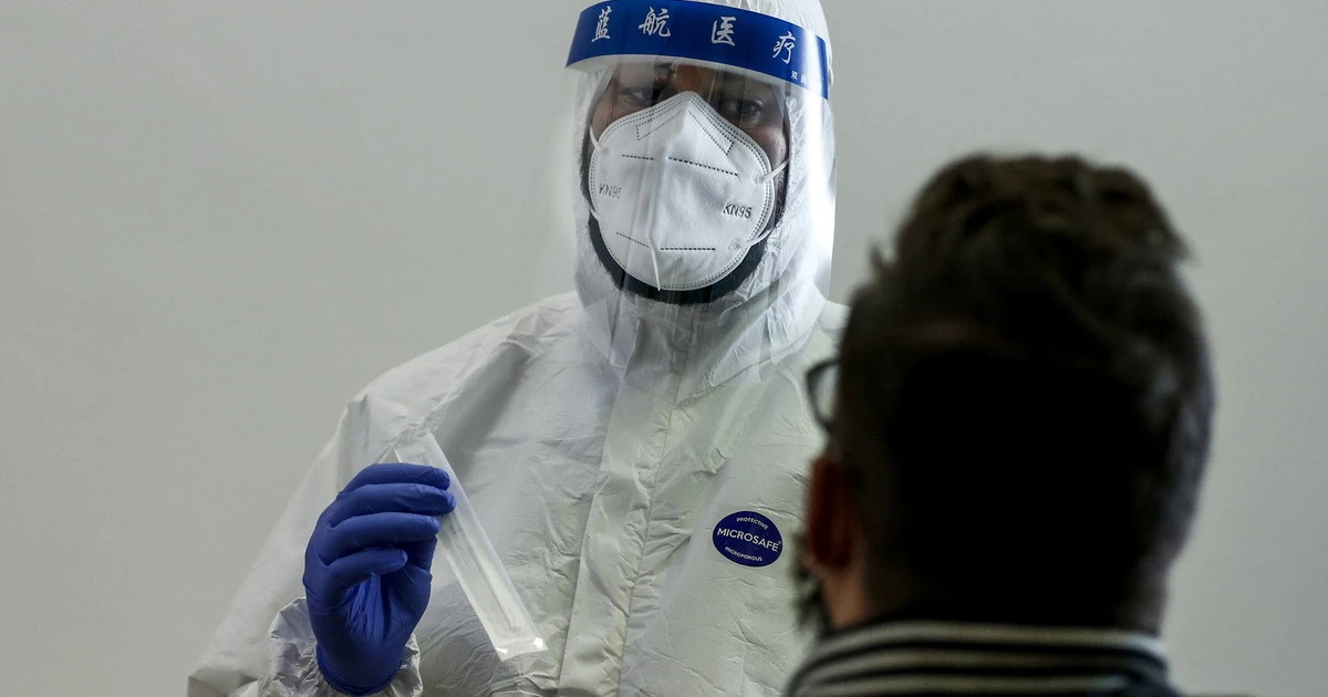 Coronvirus il bollettino del 15 ottobre: 8.800 nuovi casi e 83 morti. Peggio delle previsioni di Crisanti: veloci verso il lockdown?