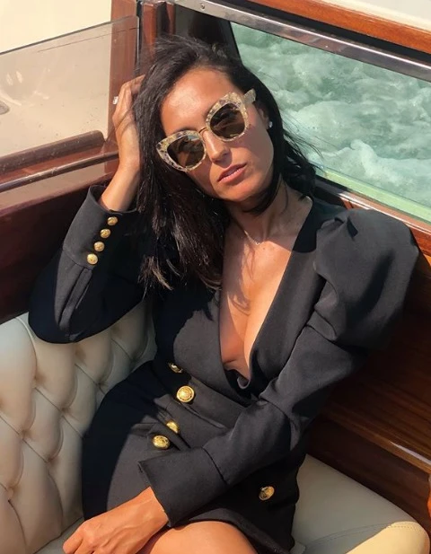 Caterina Balivo, monumentale scollatura a Venezia: tutti gli occhi su di lei, da urlo / Guarda