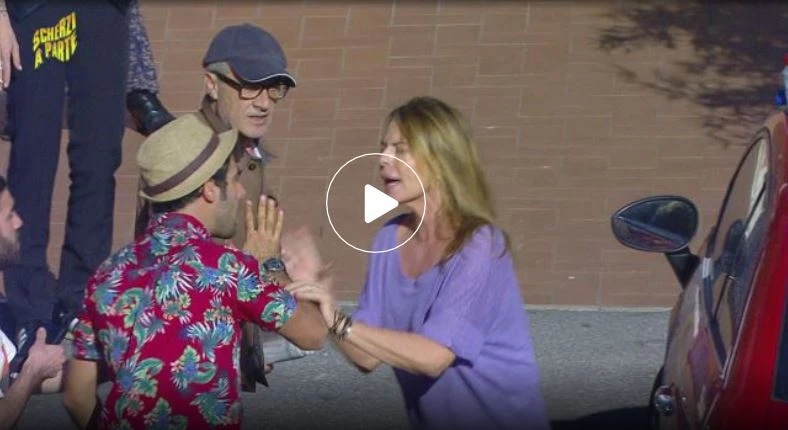 Scherzi a parte, Paola Perego pesta l'attore di Bonolis: "Io ti gonfio"