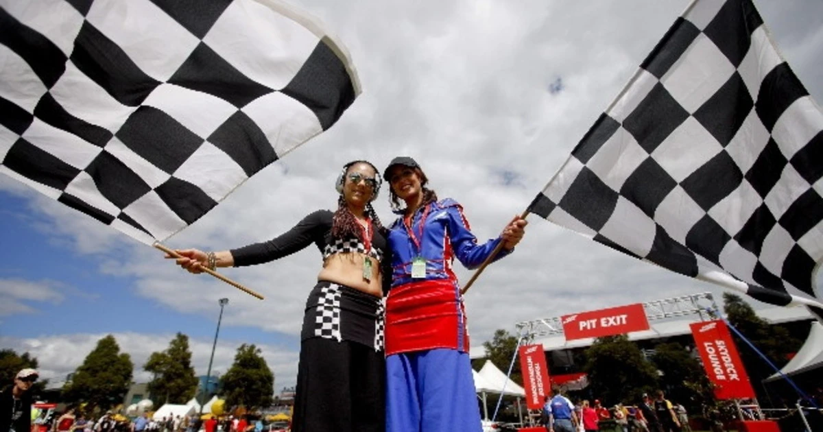 Jenson Button vince il gp d'Australia, gara d'esordio del mondiale 2012 di formula 1. Il britannico della McLaren ha preceduto la Red Bull del campione del mondo Sebastian Vettel: a completare il podio Lewis Hamilton, partito in pole. Quinta, dopo aver guadagnato 7 posizioni, la Ferrari di Fernando Alonso alle spalle di Webber. Niente da fare per Felipe Massa, costretto al ritiro nei giri finali dopo un contatto con la Williams di Senna