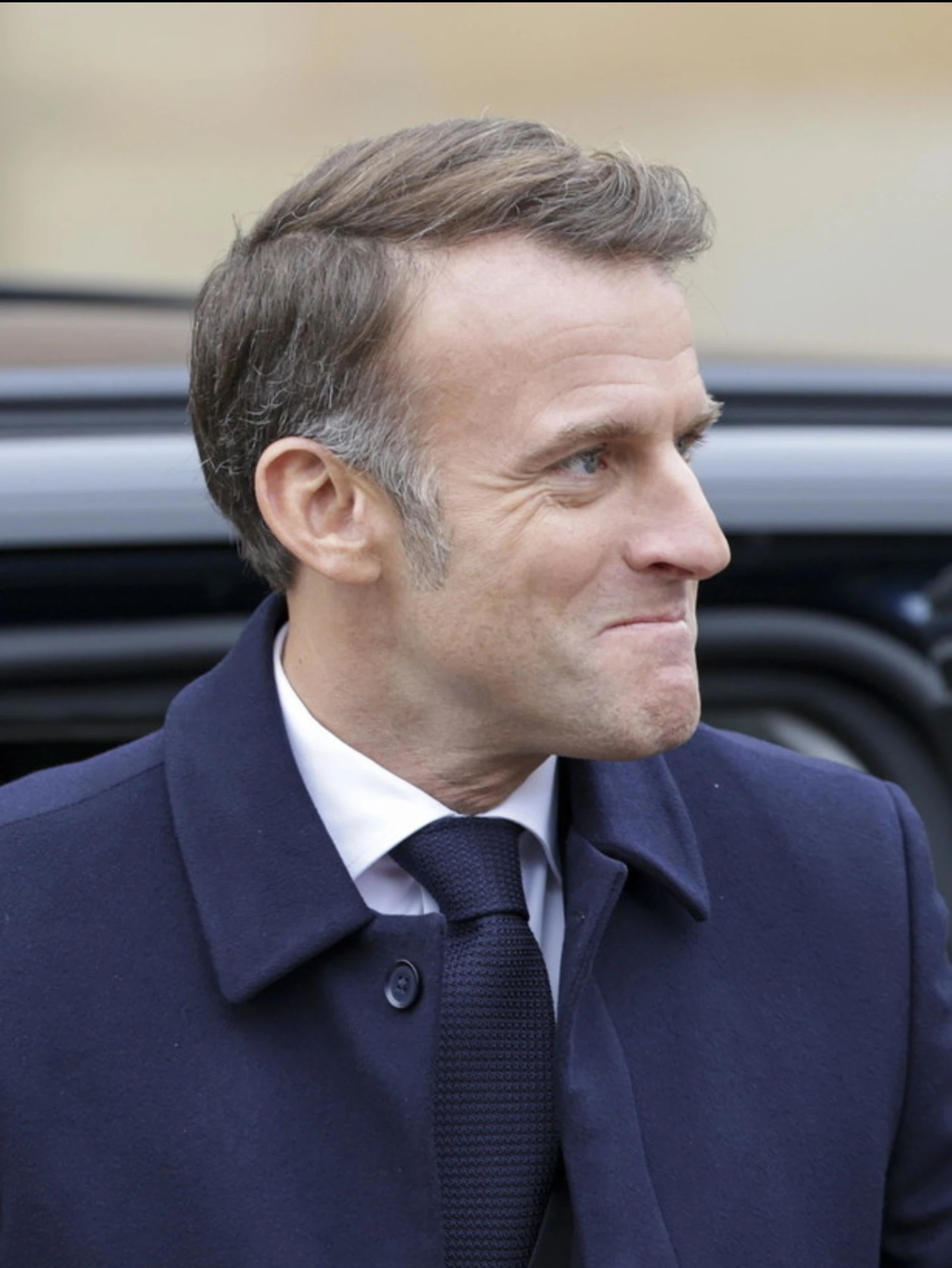 La Francia in crisi nera perde il senso del ridicolo