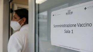 Bollettino del 10 novembre: quasi 8mila contagi e 60 morti. Terza dose, drammatica accelerazione