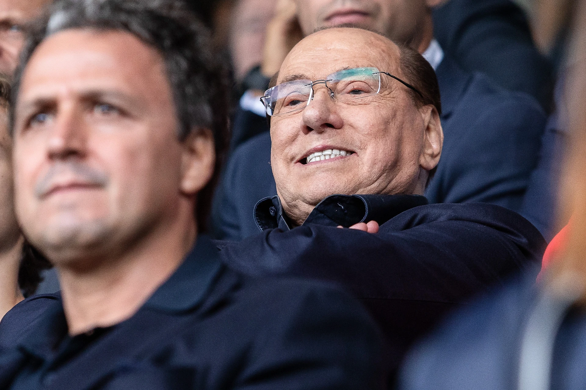 Silvio Berlusconi in tribuna per il Monza così: un look con pochissimi precedenti