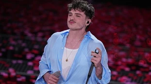 Striscia la Notizia sfotte Olly, scene sconcertanti: ecco cosa accade in studio