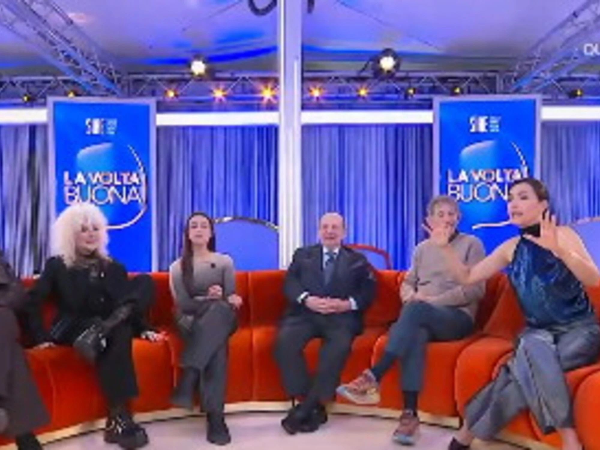 Sanremo 2026, Donatella Rettore esagera: "Come Mussolini e Che Guevara", roba estrema all'Ariston