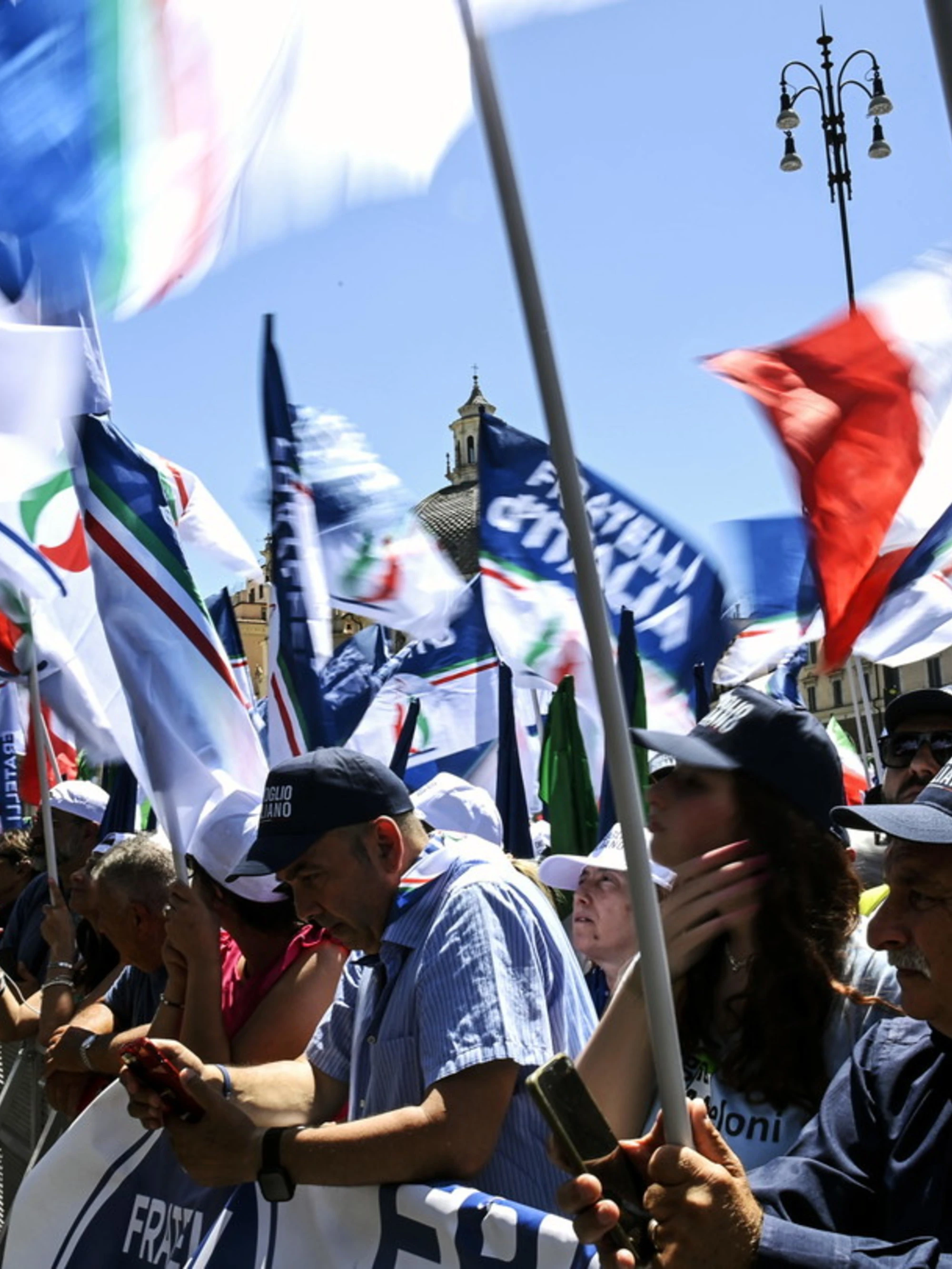Fdi, minacce durante il volantinaggio: "Se ti pigli uno schiaffo"