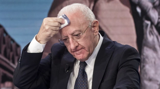 Vincenzo De Luca, la risposta di FdI con i cartelloni: "Un bugiardo"