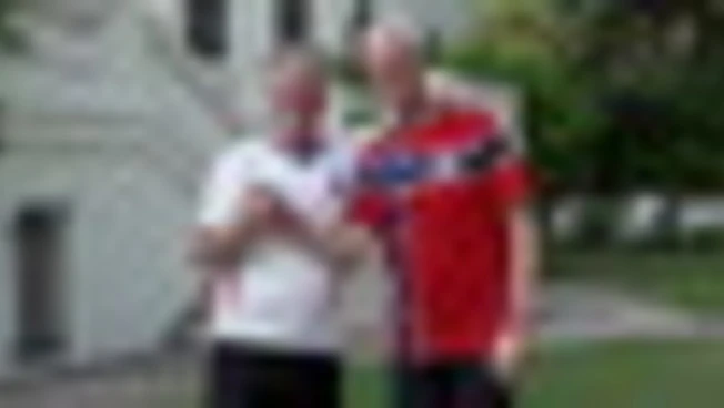 Bilaterale tra i premier di GB e Norvegia con le maglie da calcio