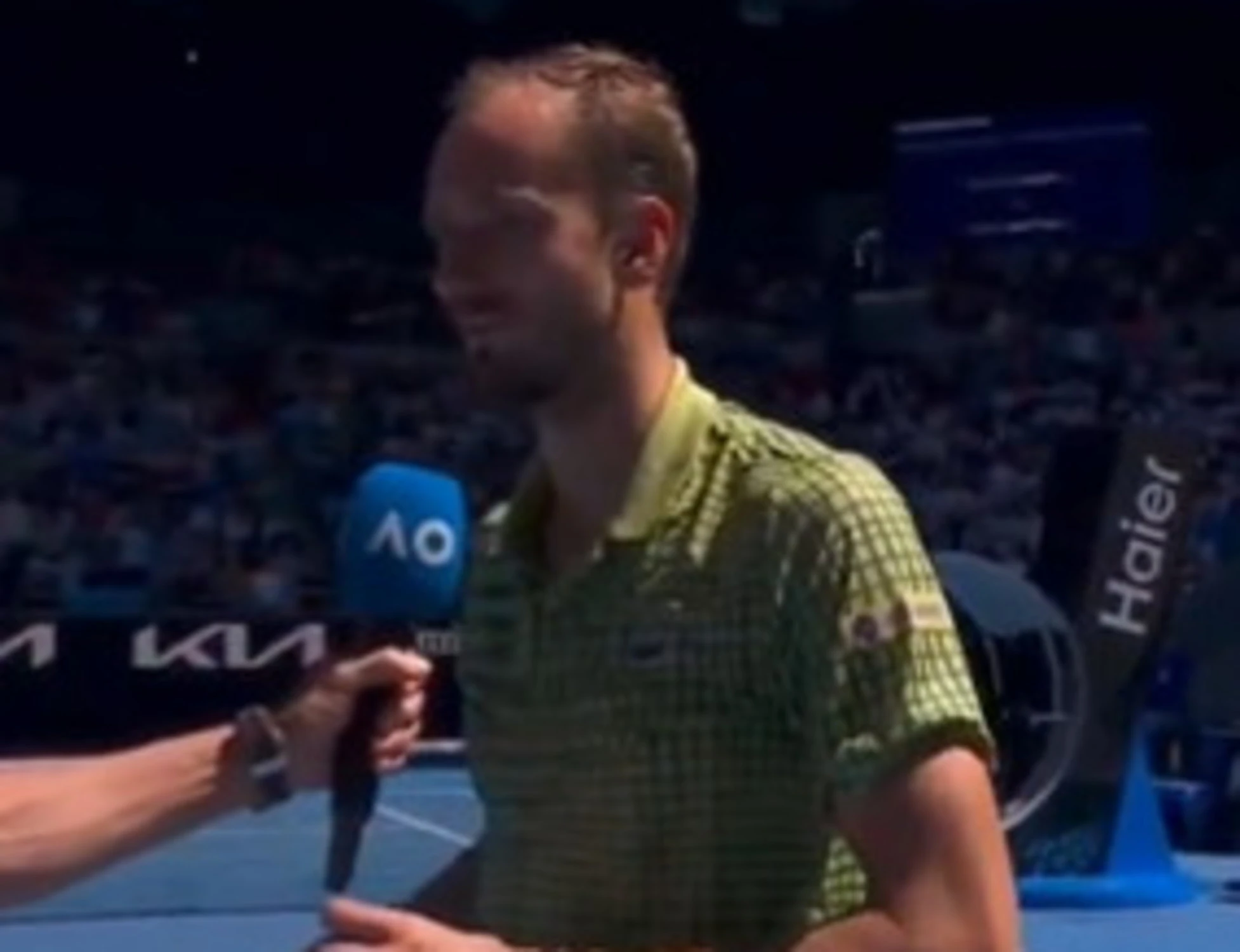 Medvedev, l'ultimo colpo di testa: "Non ti sputo addosso"