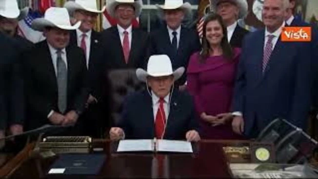 Trump riceve cappello texano da squadra hockey che batté l'Urss alle Olimpiadi invernali del 1980
