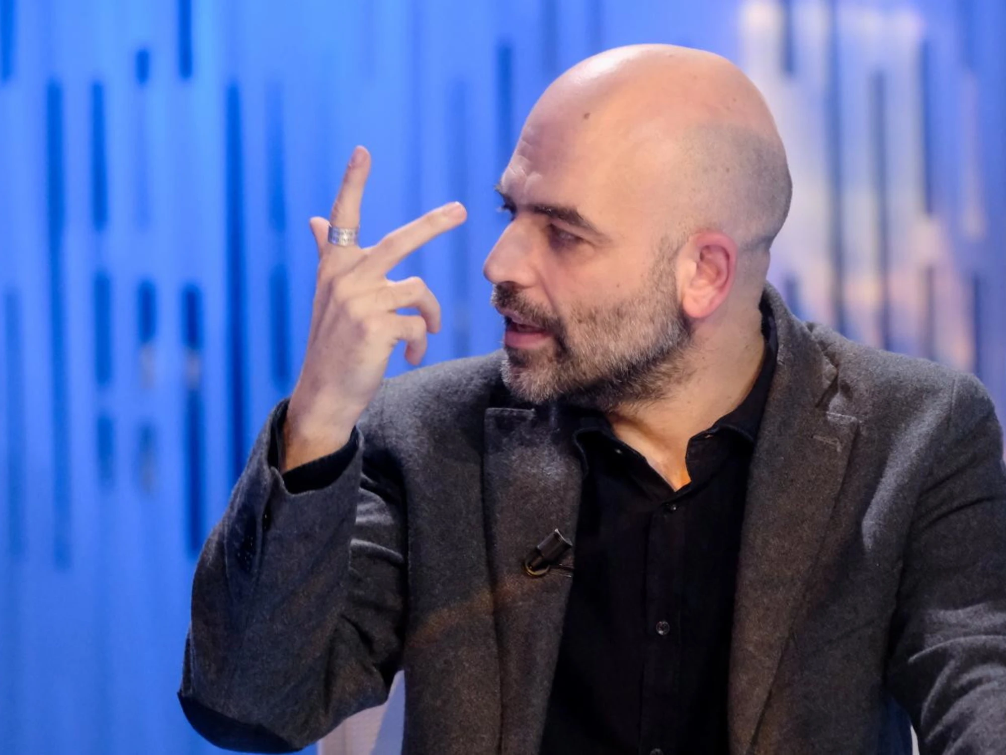 Palazzina crollata, il messaggio di Saviano sui social: "Già da qualche giorno, io..."