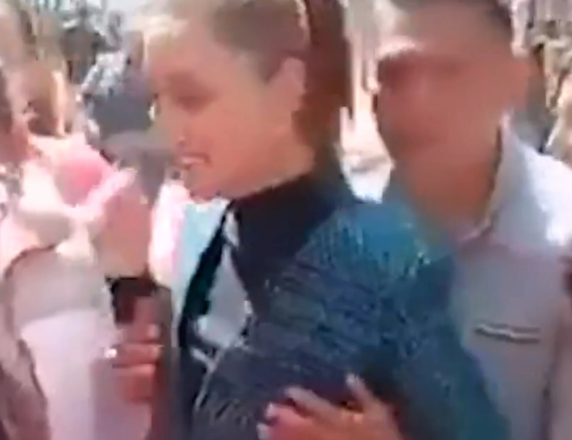 Messico, molesta e afferra il seno alla presidente Sheinbaum: scandalo in diretta tv