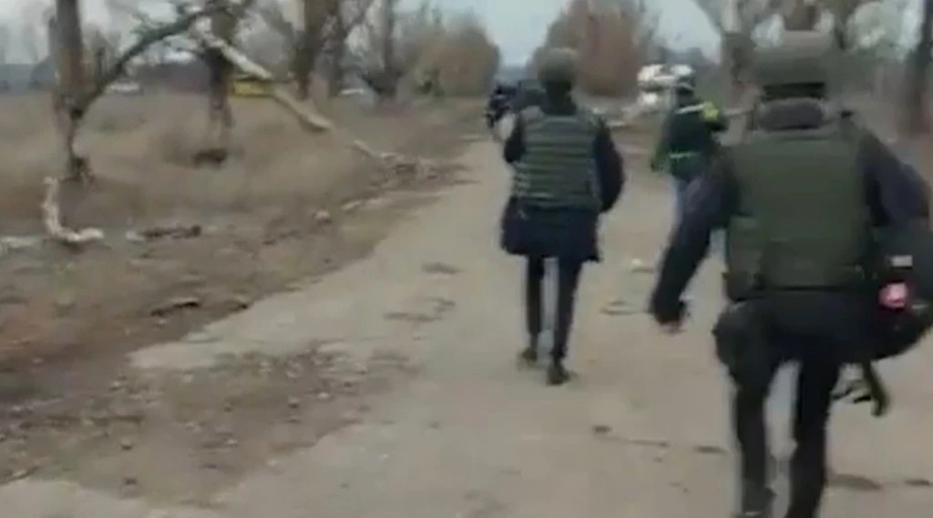 Ucraina, colpi di mortaio contro il ministro degli Interni di Kiev: il video-choc dell'atto di guerra dei filorussi