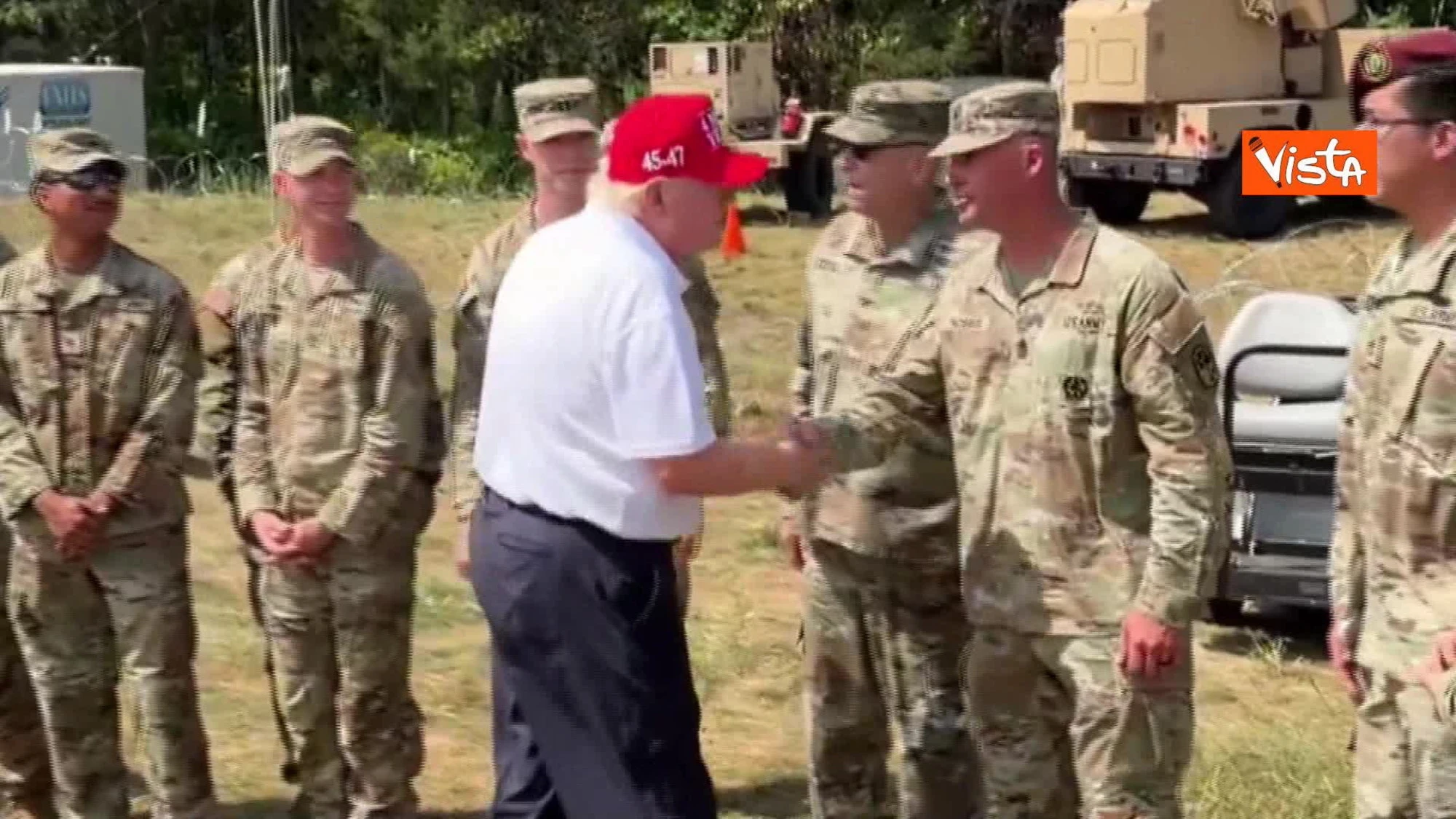 Donald Trump incontra i soldati? Uno "show Maga"