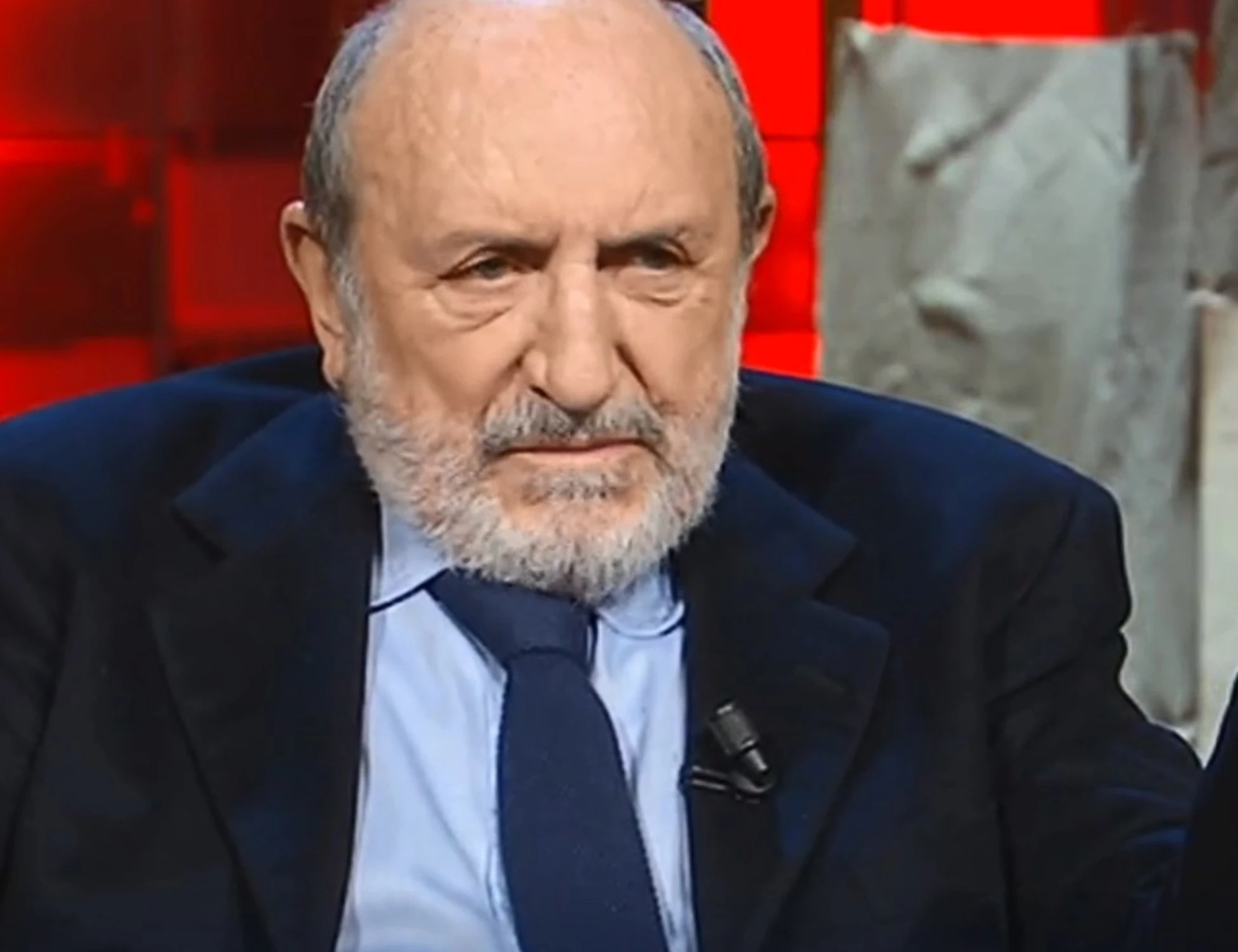 Galimberti contro Meloni: "L'aspetto fisico...". FdI lo spiana: "Che tristezza cadere così in basso"