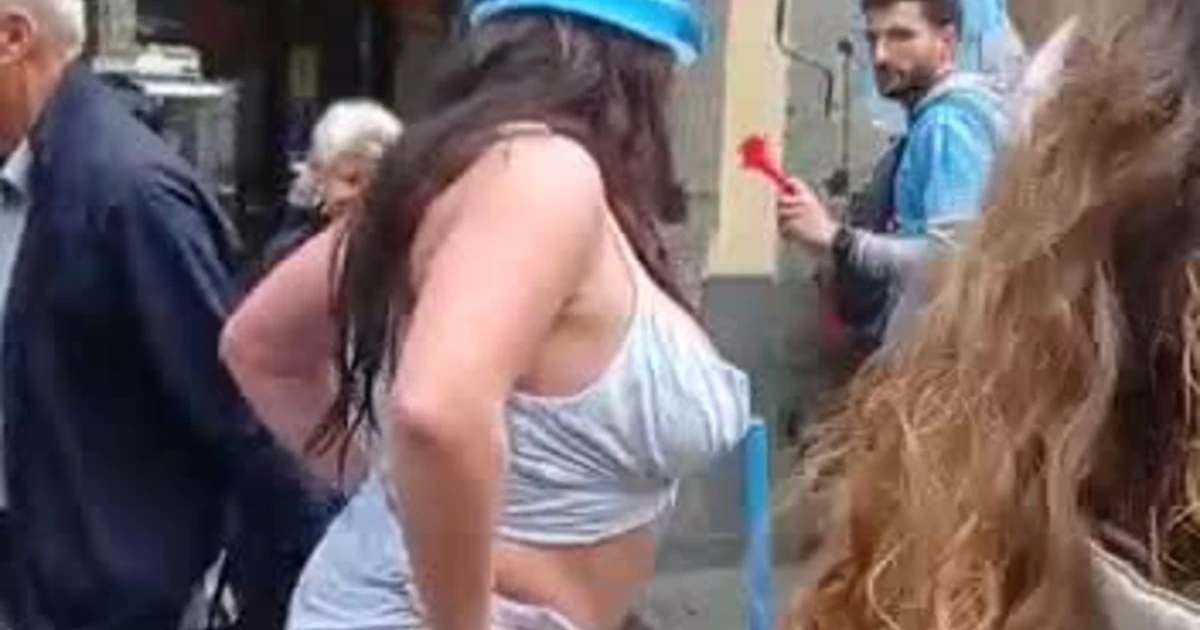Napoli, è già festa scudetto: giù il reggiseno, sconcerto in strada