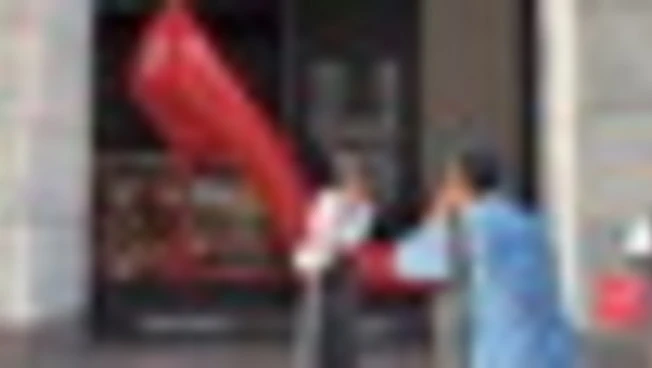 A Milano pioggia di scatti per le scarpe giganti del Diavolo Veste Prada