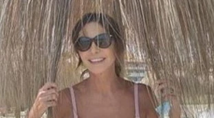 Emanuela Folliero in spiaggia, bikini a 55 anni sotto l'ombrellone: "Un fisico spaziale"