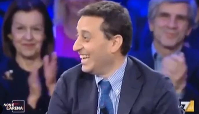 Non è l'Arena, Magalli insulta la Volpe e Parenzo che fa? Lo schifo in diretta, come lo beccano le telecamere