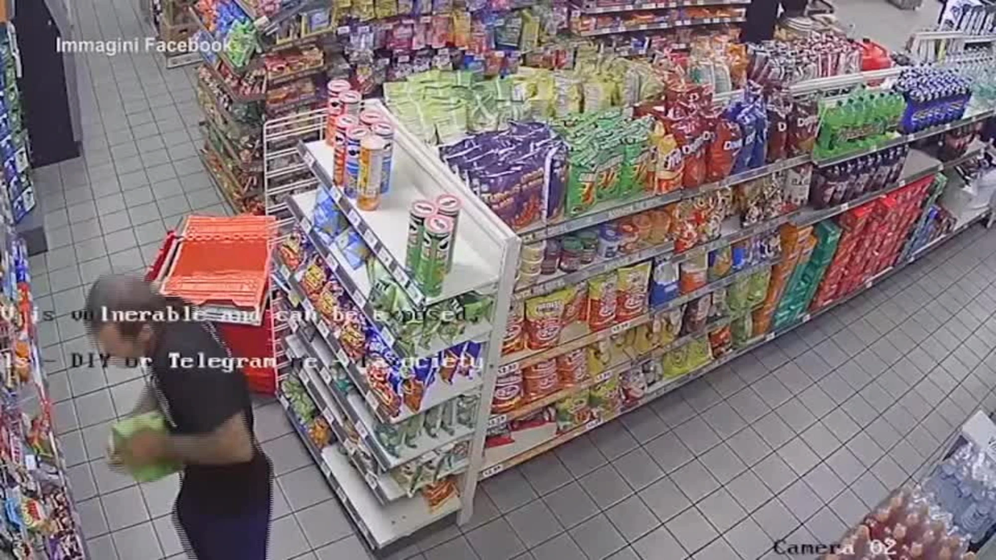 Bancomat, tentano di rubarlo e finisce in disgrazia: video sconcertante