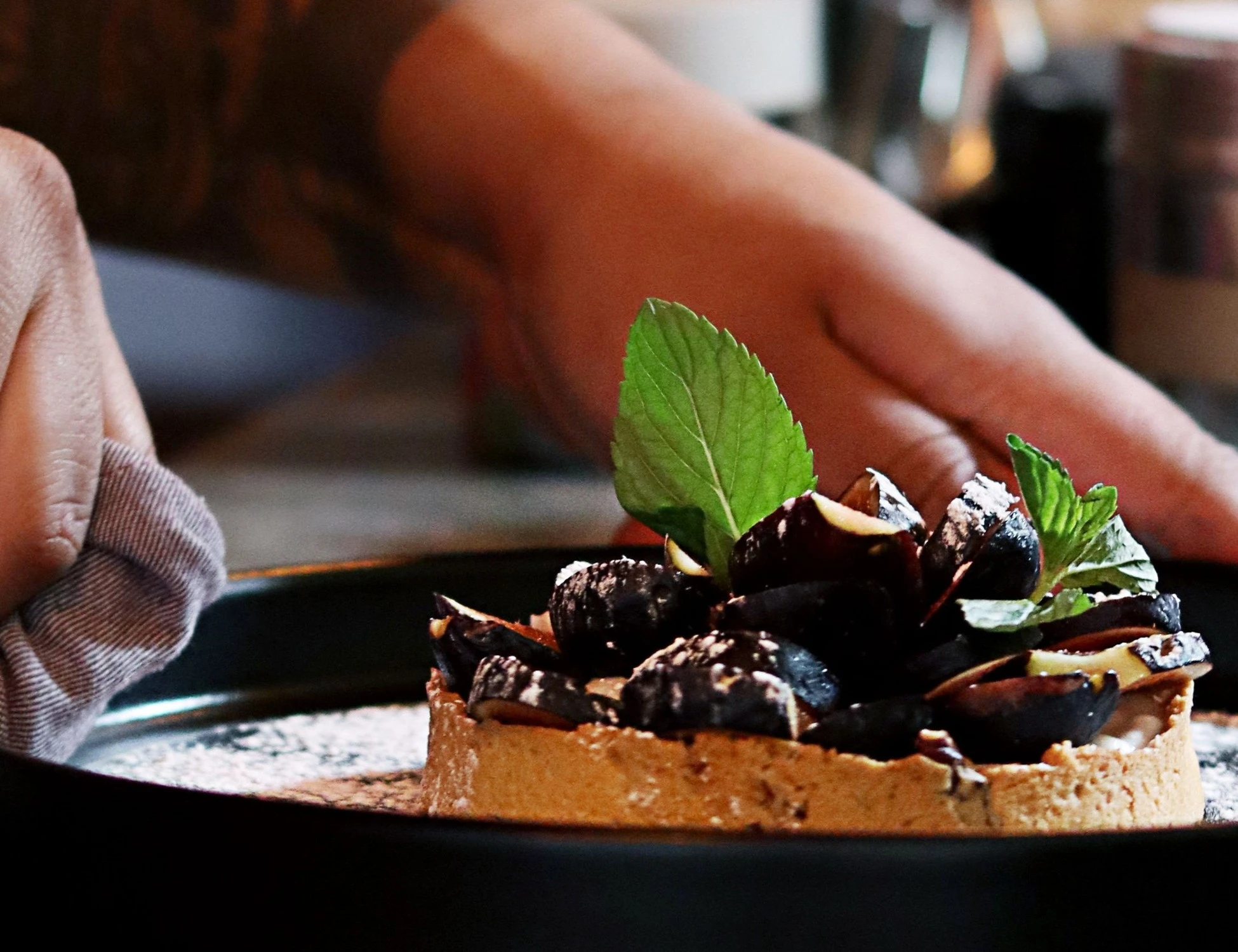 2 stelle Michelin, usa formiche per decorare i piatti: lo chef rischia il carcere