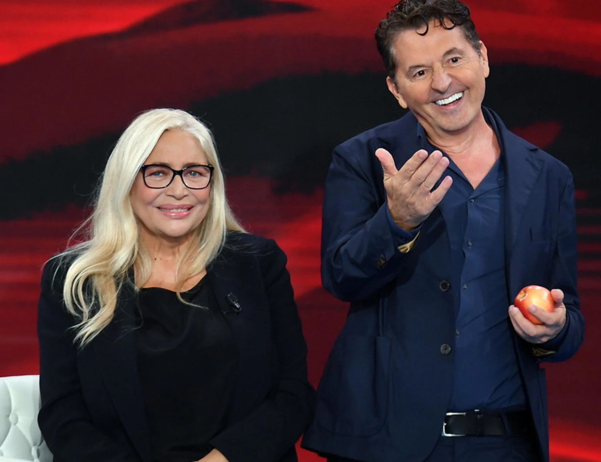 Domenica In, bacio sulla guancia e abbraccio: Mara Venier e il colpo di scena con Mammucari