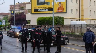 Far west a Milano, gambizzato con 4 colpi di pistola in pieno pomeriggio: caccia all'uomo
